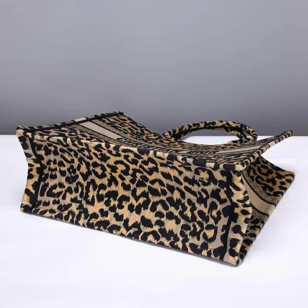large D*or book tote