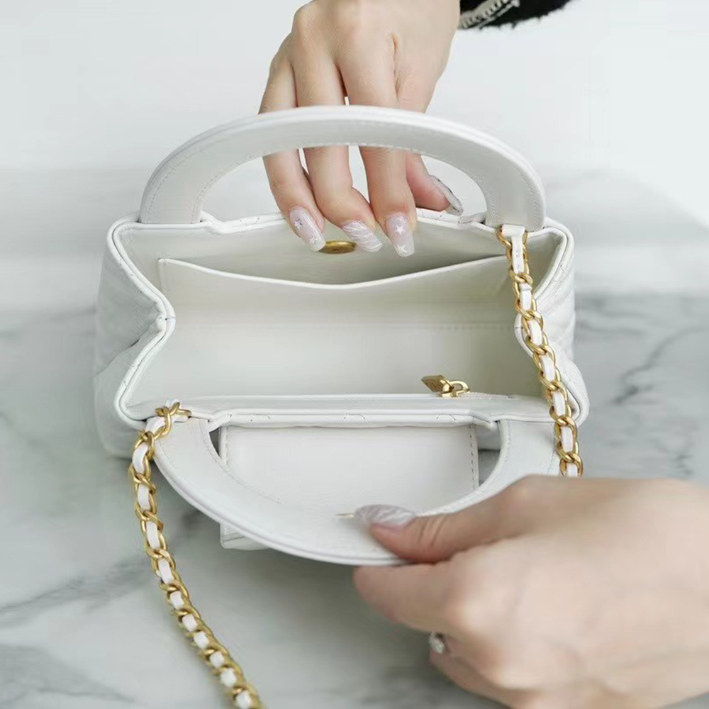 Ch*el kelly clutch with chain