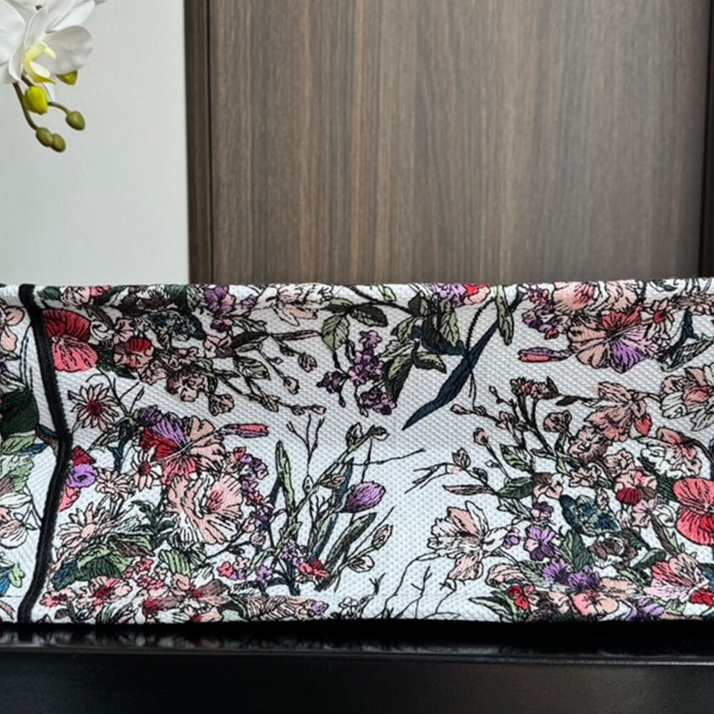 medium D*or book tote
