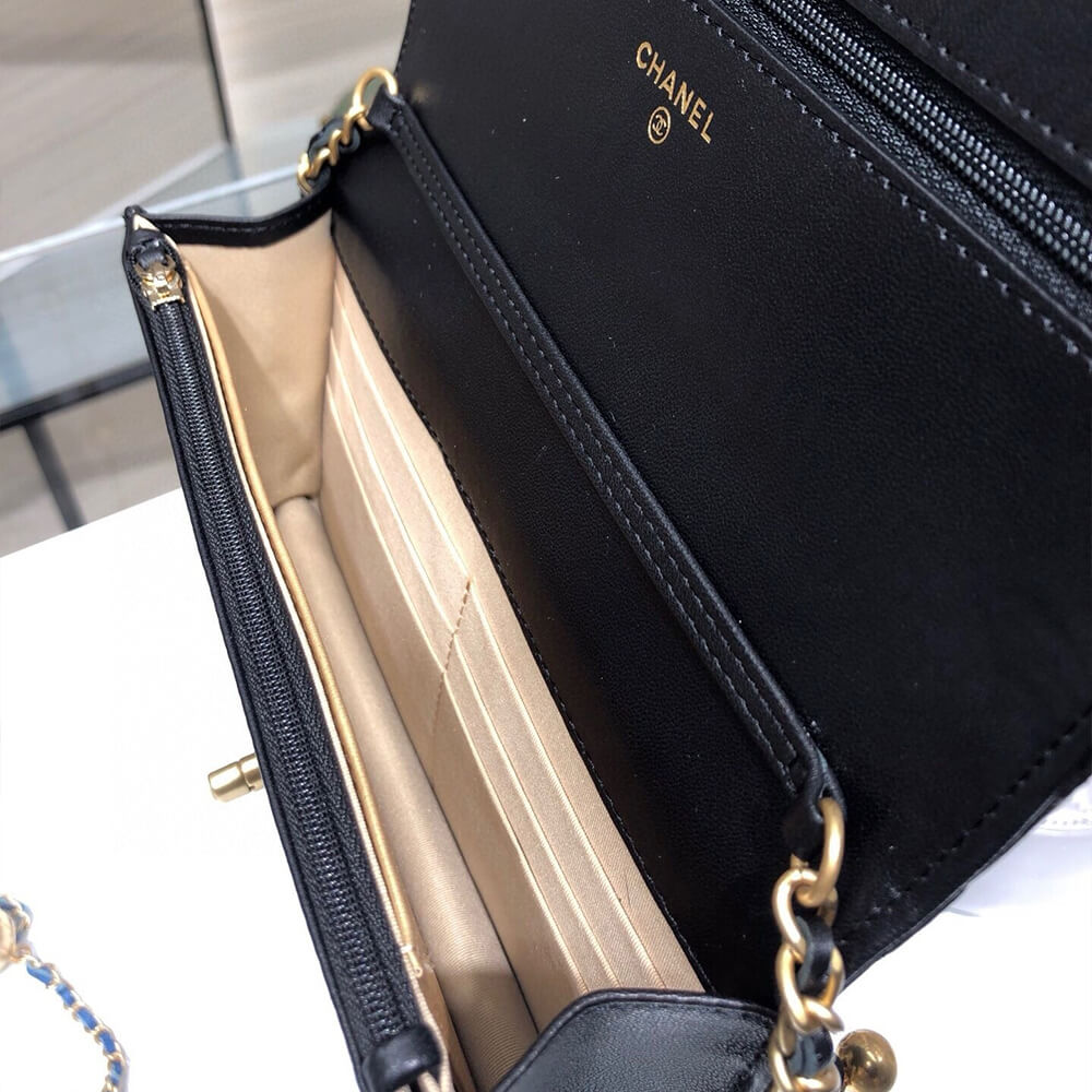 Ch*el pearl crush wallet on chain