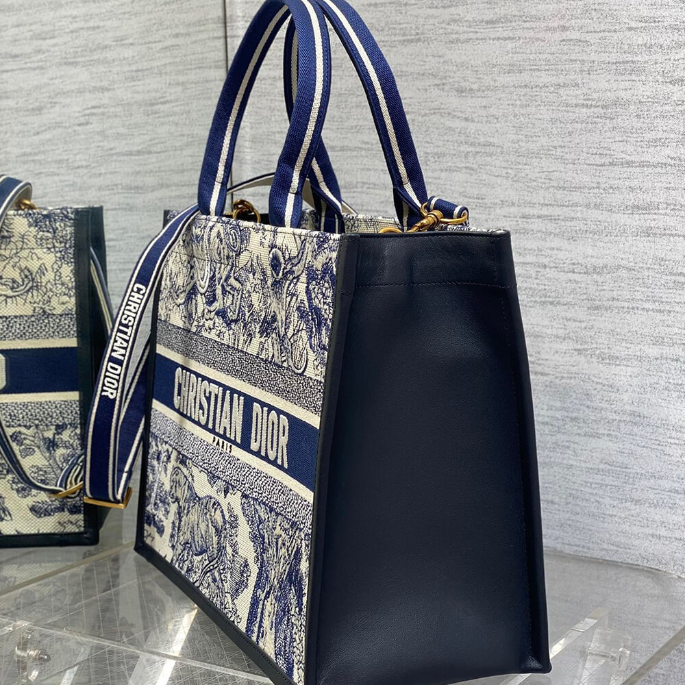 medium D*or book tote