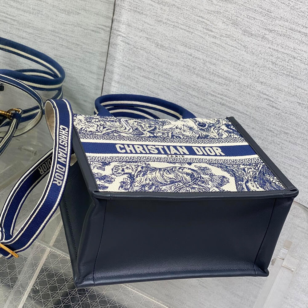 small D*or book tote