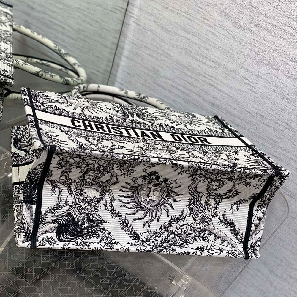 medium D*or book tote