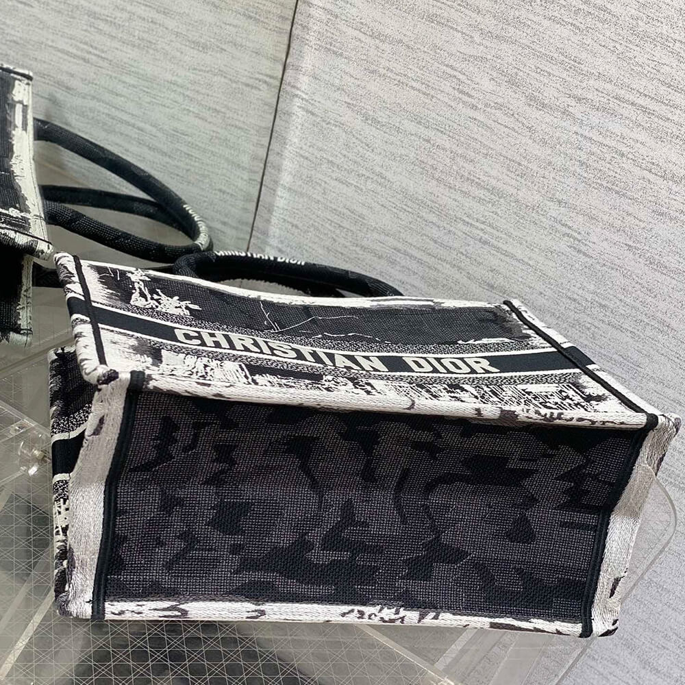 medium D*or book tote