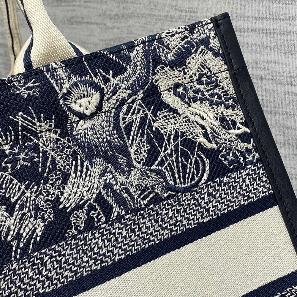 medium D*or book tote