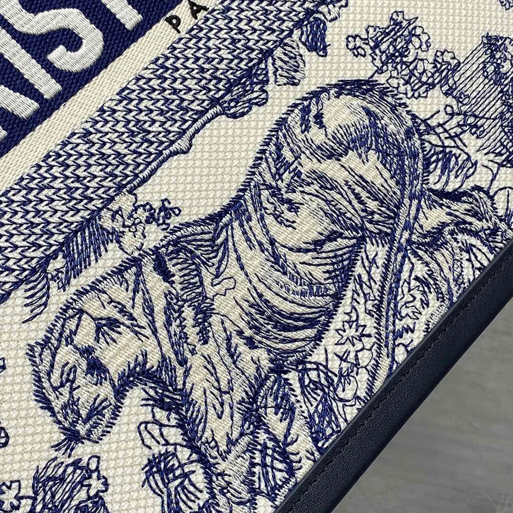 medium D*or book tote