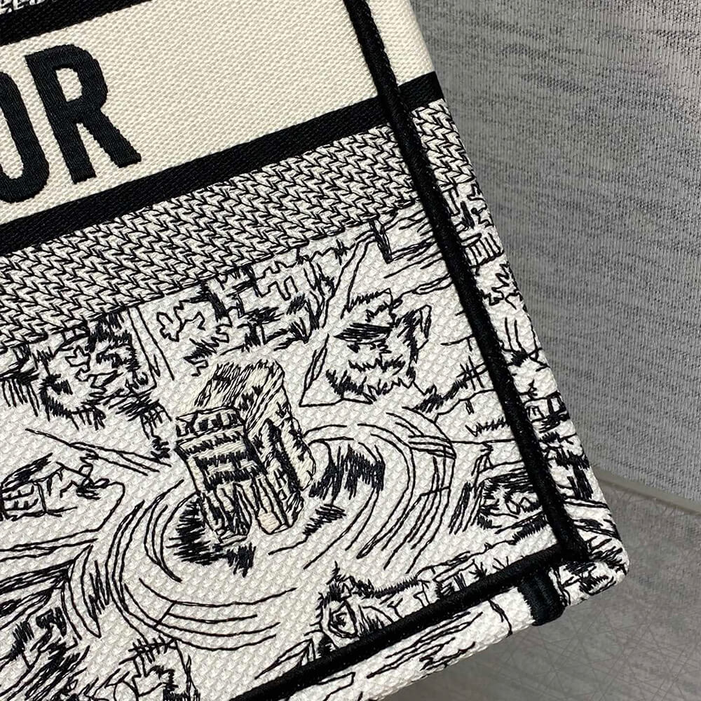 medium D*or book tote