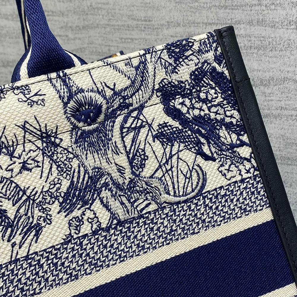 medium D*or book tote