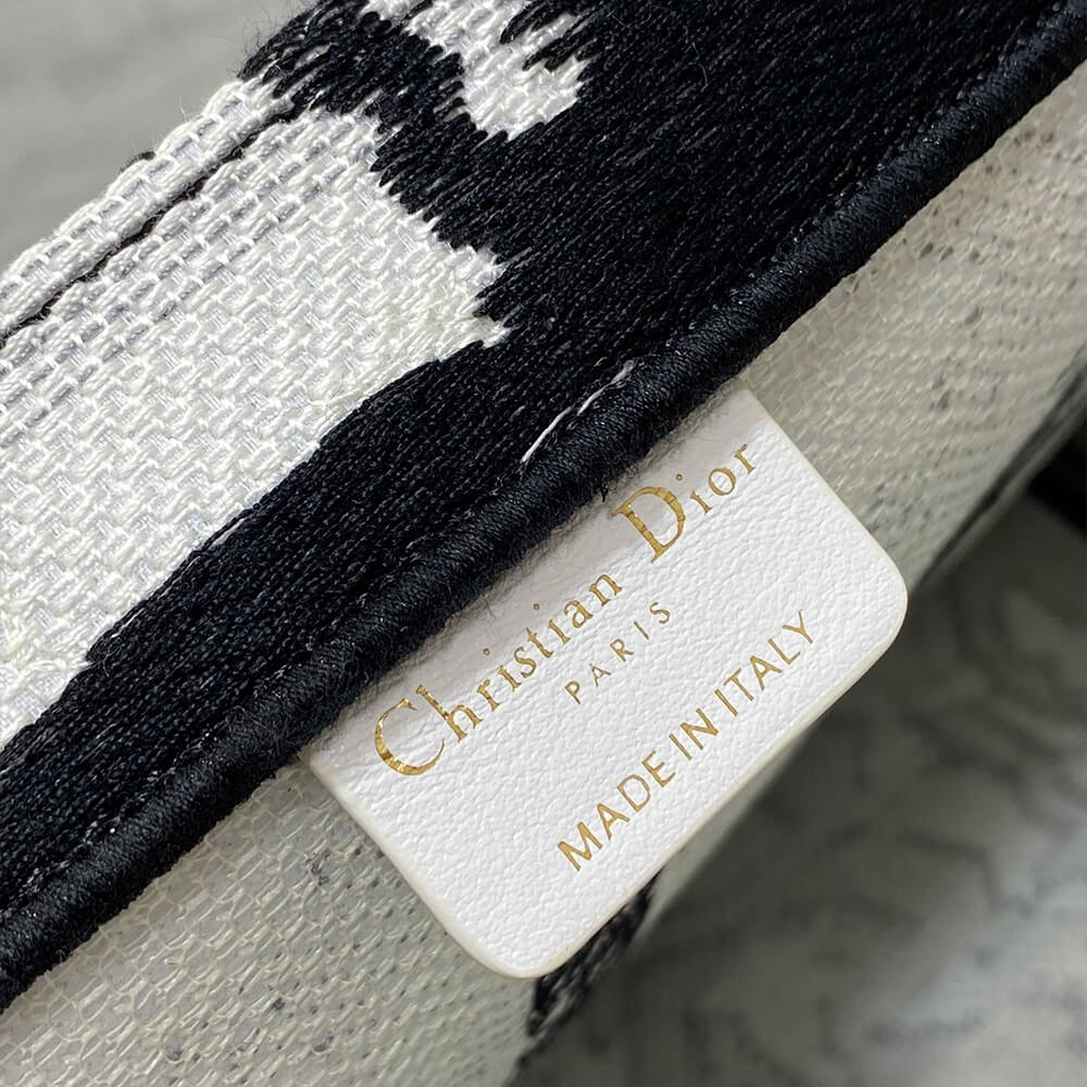 medium D*or book tote