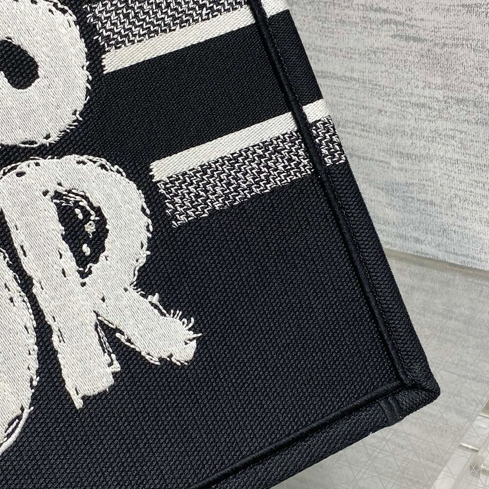 medium D*or book tote