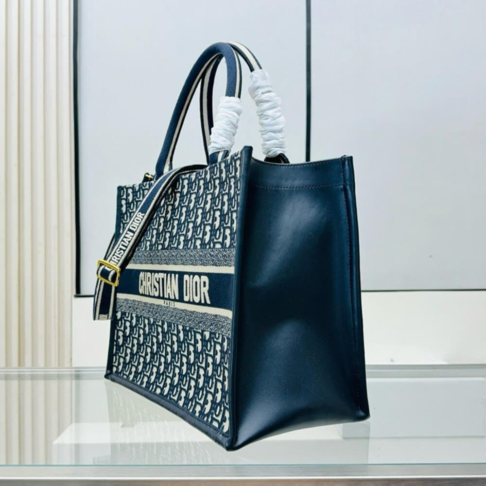 medium D*or book tote