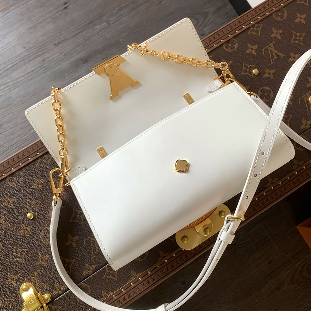 LV Wallet On Chain Capucines